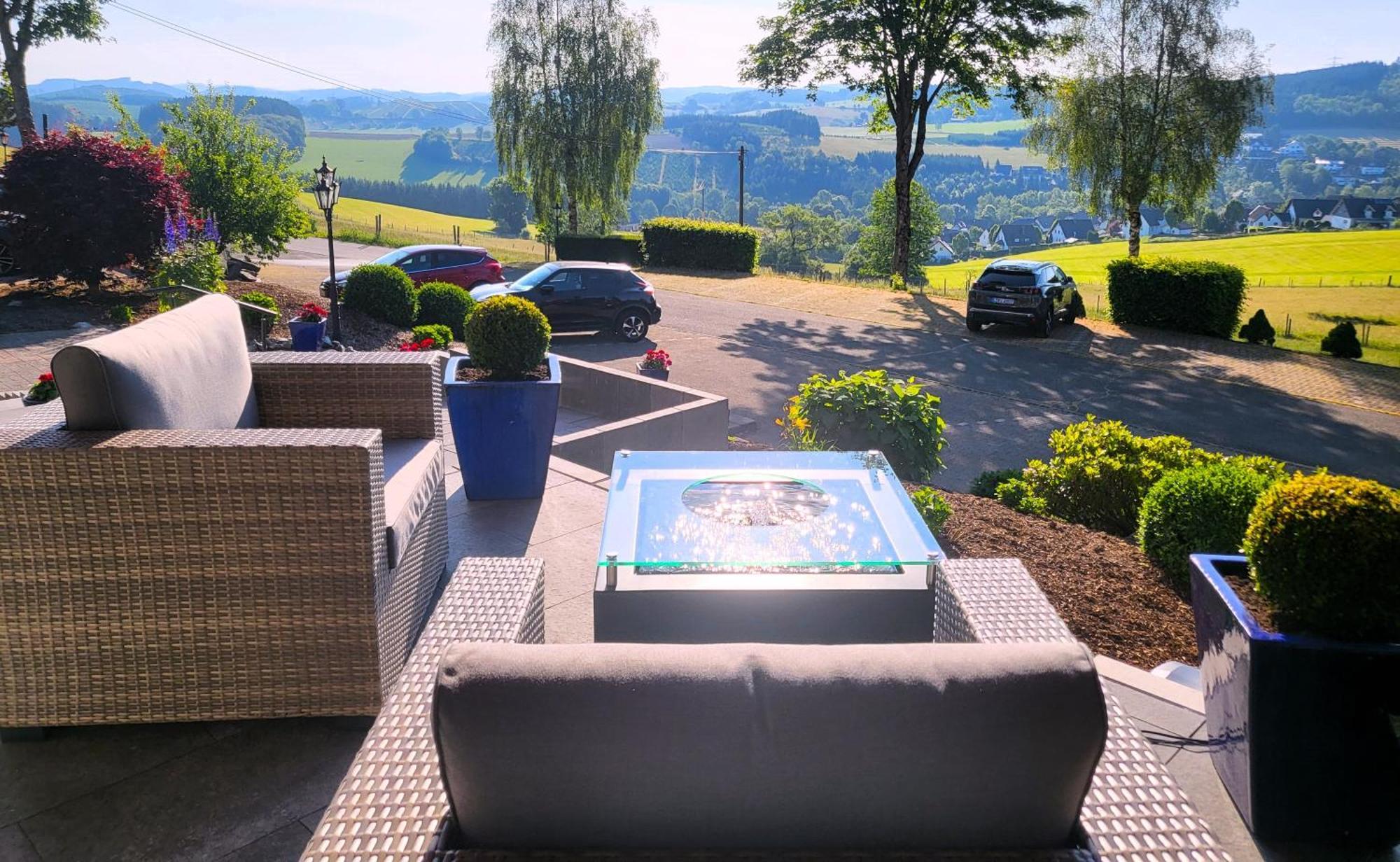 Berghotel Habbel Und Die Welt Kann Warten Cobbenrode Luaran gambar