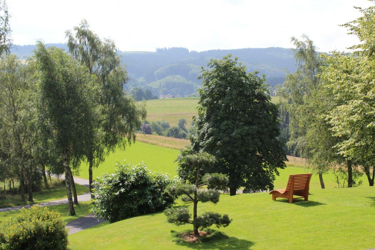 Berghotel Habbel Und Die Welt Kann Warten Cobbenrode Luaran gambar
