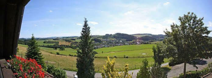 Berghotel Habbel Und Die Welt Kann Warten Cobbenrode Luaran gambar